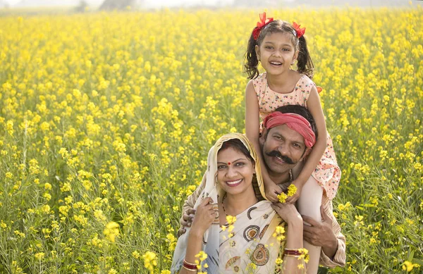 Kolza tohumu tarım alanındaki kırsal mutlu aile portresi