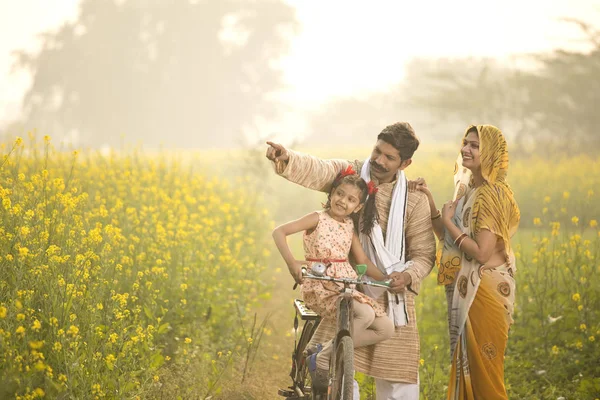 Indische Bauernfamilie mit Fahrrad in der Landwirtschaft — Stockfoto