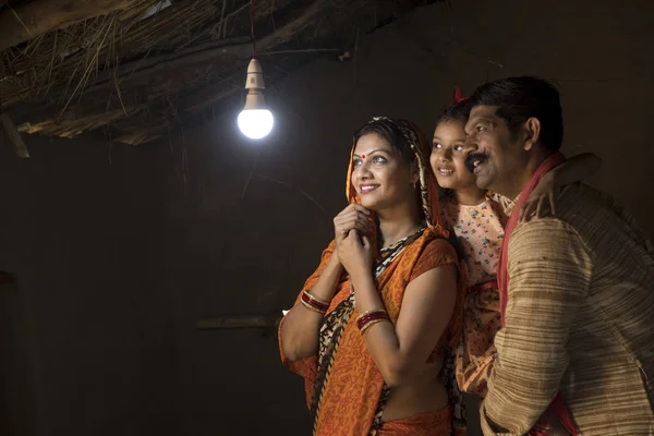 Kırsal Hint aile evlerine ulaşan elektrik memnun
