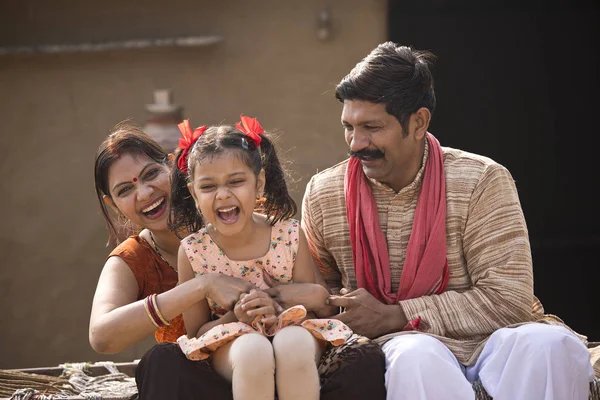 Amorosos pais indianos e filha na aldeia — Fotografia de Stock