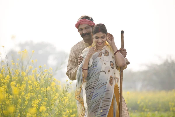 Indisches Ehepaar steht im Rapsfeld — Stockfoto