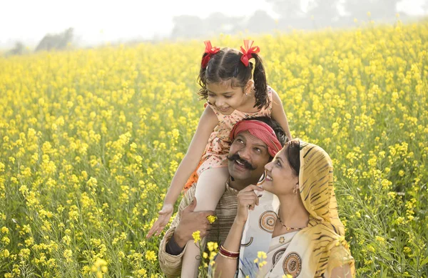 油菜籽农田幸福农村家庭的肖像 — 图库照片