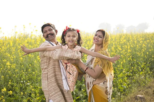 在农业领域玩得很开心的印度农村家庭 — 图库照片
