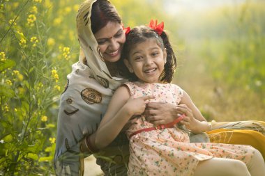 Anne ve kızı tarım alanında eğleniyor.