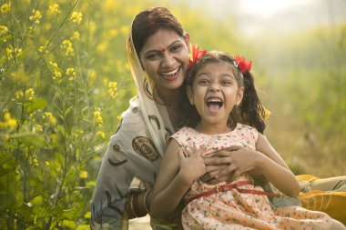 Anne ve kızı tarım alanında eğleniyor.