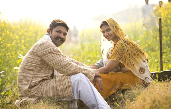 Indisches Paar entspannt sich in der Landwirtschaft — Stockfoto