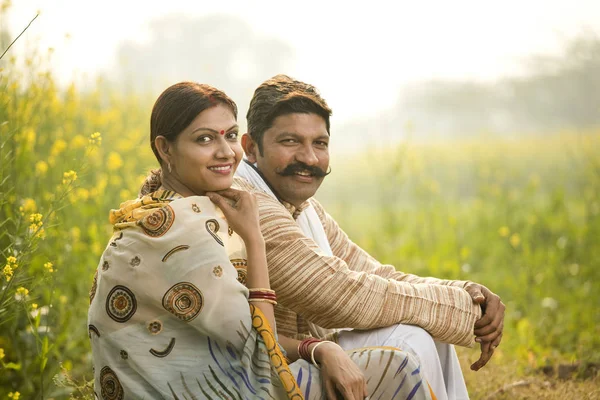印度农村夫妇在农业领域放松 — 图库照片