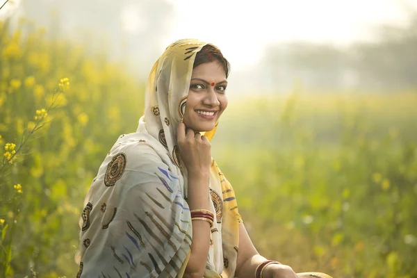 Усміхнена жінка-фермер у сільськогосподарському полі ріпаку — стокове фото