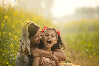 Anne ve kızı tarım alanında eğleniyor.