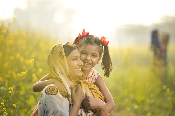 母亲和女儿在农田里玩得很开心 — 图库照片