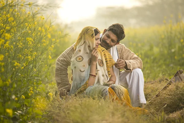 在农业领域持有印度卢比钞票的农村夫妇 — 图库照片