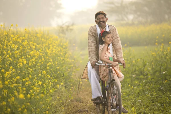 Baba ile kızı binicilik bisiklet tarım alanı
