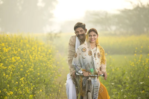 Indische Bauernfamilie mit Fahrrad in der Landwirtschaft — Stockfoto