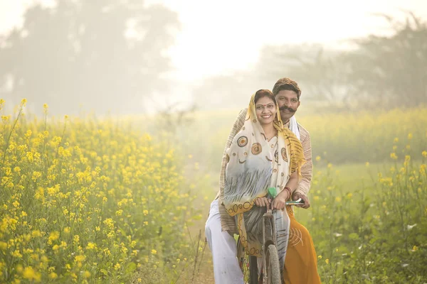 农村印第安家庭与自行车在农业领域 — 图库照片