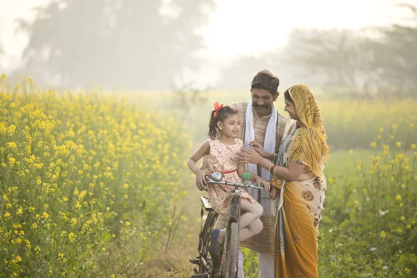 Rural Indian family with bicycle in agricultural field — Stock Photo, Image