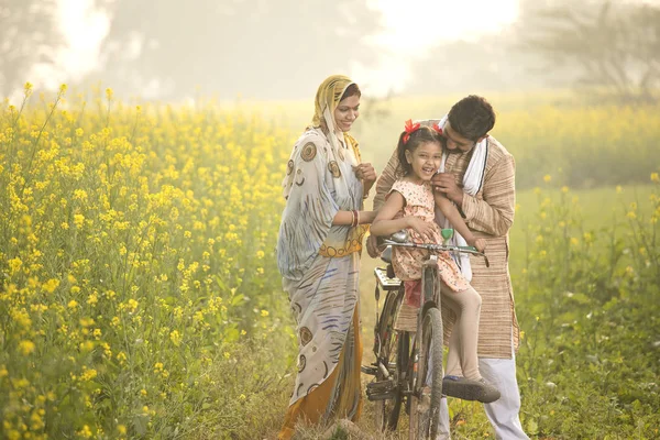 Família indiana rural com bicicleta no campo agrícola — Fotografia de Stock