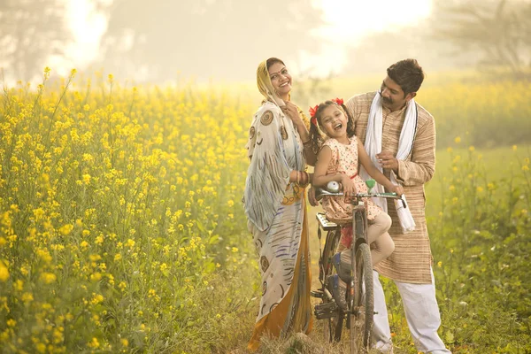 Família indiana rural com bicicleta no campo agrícola — Fotografia de Stock