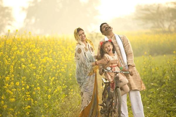 Rural Indian family with bicycle in agricultural field — Stock Photo, Image
