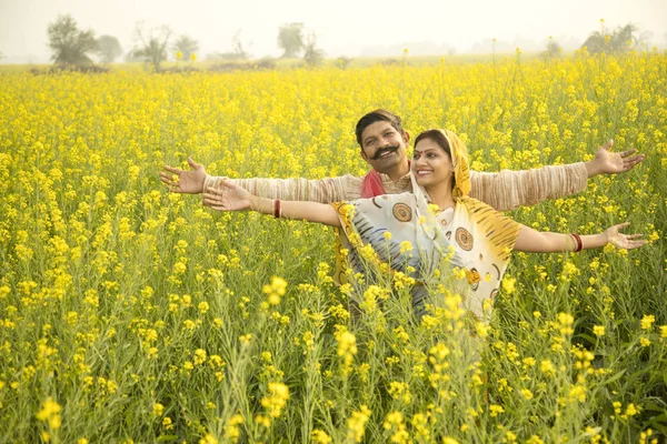 Indisches Paar auf dem Land in der Landwirtschaft — Stockfoto