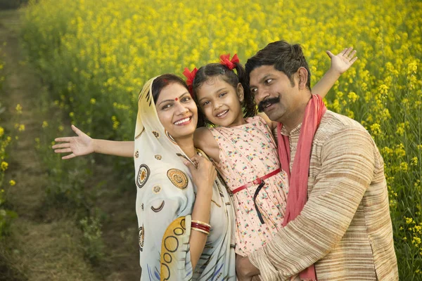 Ländliche glückliche indische Familie im landwirtschaftlichen Bereich — Stockfoto