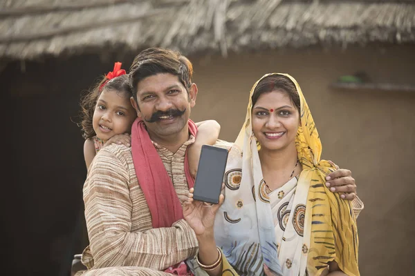 Yeni cep telefonu tutan memnun kırsal aile