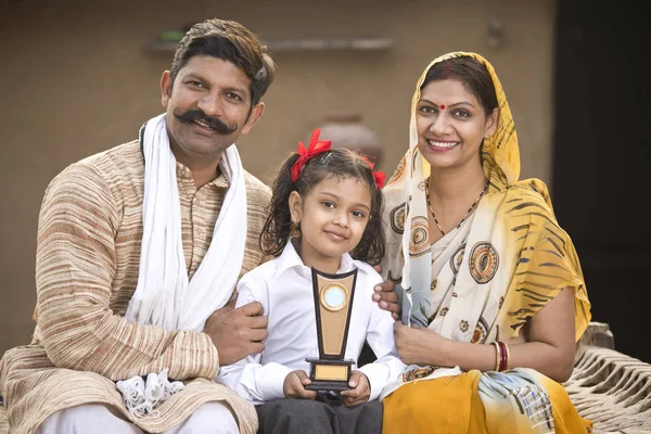 Kızı holding kupa ile kırsal Hint anne