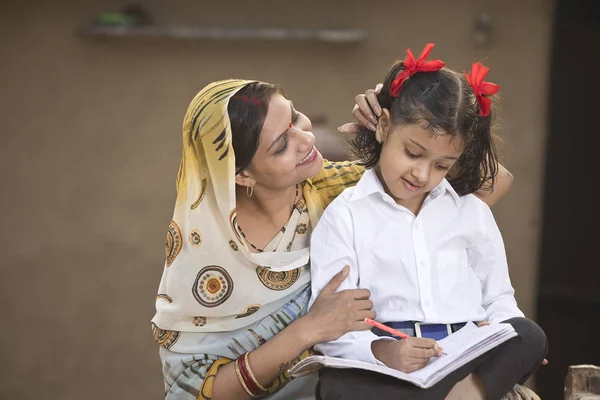 Kırsal Anne yardım kız ödevini ile