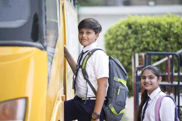 Estudante e estudante entrando no ônibus — Fotografia de Stock