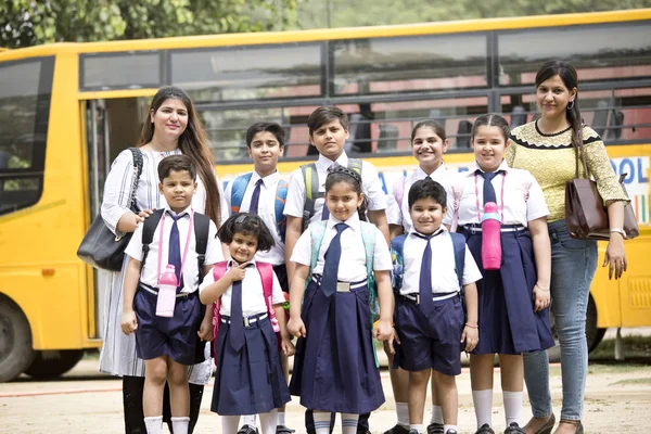 Grupp av skolbarn med lärare som står i grupp — Stockfoto