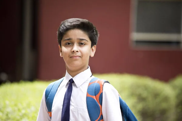 Retrato del estudiante de pie en el campus de la escuela — Foto de Stock