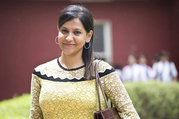 Portré gyönyörű indiai nő mosolyogva nézi kamera — Stock Fotó