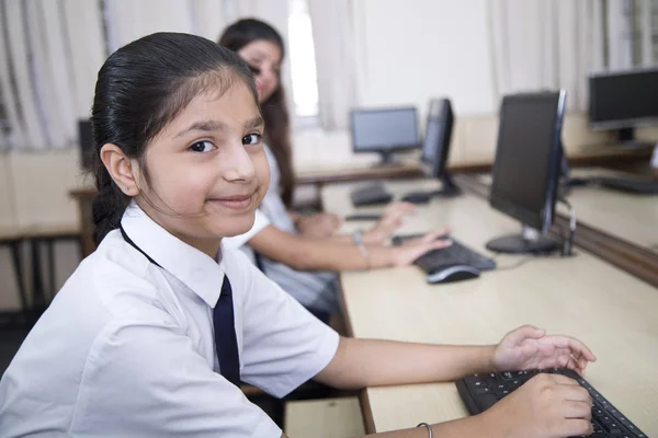 Professor indiano ajudando estudantes em aula de informática — Fotografia de Stock