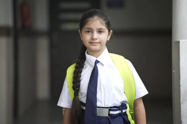 Okul kampüsü 'nde liseli ayakta portre