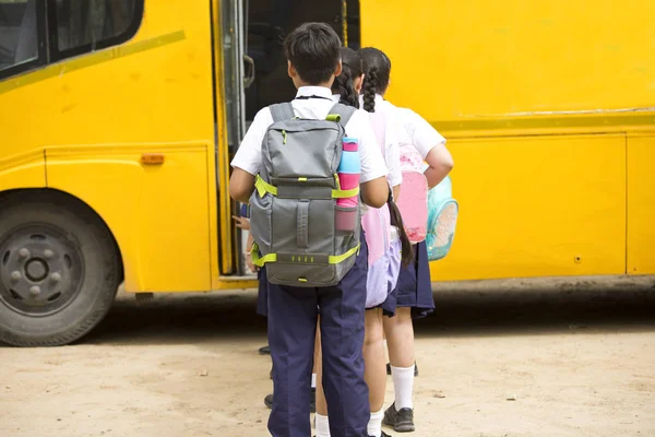 Grupo de crianças em idade escolar embarque no ônibus escolar — Fotografia de Stock