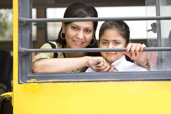 Professor da escola com estudante olhando através da janela de ônibus — Fotografia de Stock