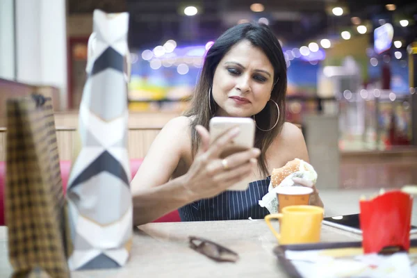 Mujer comiendo y bebiendo después de ir de compras al centro comercial — Foto de Stock
