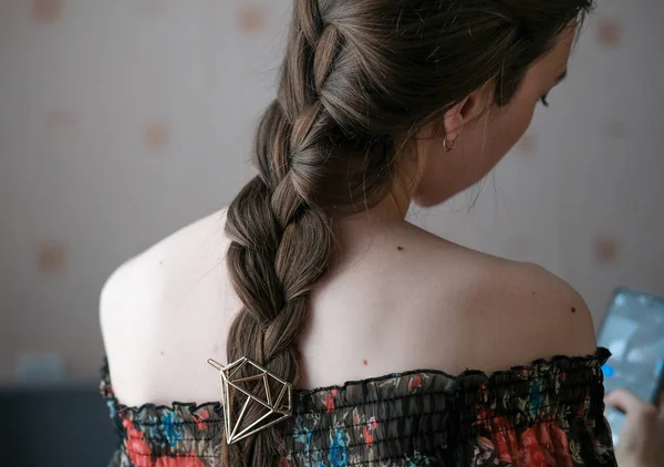 Κοντινό Πλάνο Γυναικείου Hairstyle Κατασκευασμένο Μορφή Μιας Κλασικής Πλεξούδας Και — Φωτογραφία Αρχείου