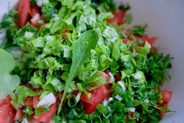 Grönsakssallad Med Färsk Sallad Tomater Och Gurka Lerkruka Ovanifrån — Stockfoto