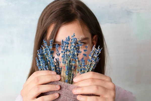 Rapariga Tem Arbusto Lavanda Nas Mãos Flores Azuis Ervas Aromáticas — Fotografia de Stock