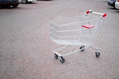 Sokakta alışveriş sepeti