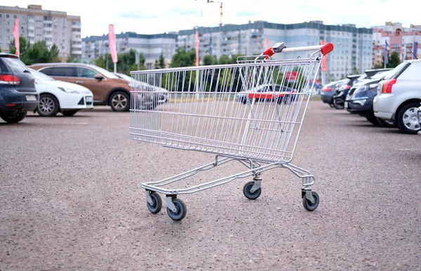Alışveriş sepeti otoparkta.