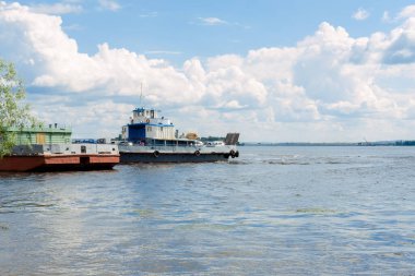 Kargo gemisi denizde. Nehirden geçen feribot. Gemi ile deniz manzarası