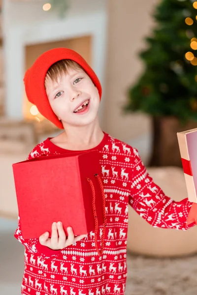 Niño Sombrero Santa Con Regalo Regalos Navidad Para Niños Caja —  Fotos de Stock