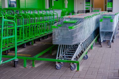 Alışveriş sepetleri için park yeri. Süpermarketten alışveriş. Park edilmiş sepet. Boş park yeri. Farklı boyutlarda sepetler. Süpermarkette alışveriş sepeti.