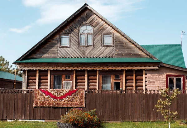 Ahşap çatılı eski ahşap bir ev. Rus köyü