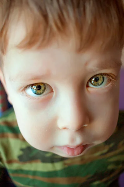 Enormes Olhos Bebé Olhos Verdes Rapaz Assustado — Fotografia de Stock