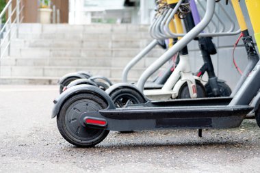 Scooter tekerleğine yakın plan. Elektrikli scooterlar için park