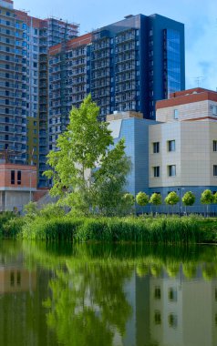 Parktaki modern bina. Evin önünde göl var. Şehir Parkı