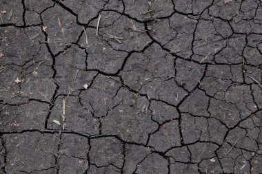  Çatlak toprak dokusu. Siyah arkaplan