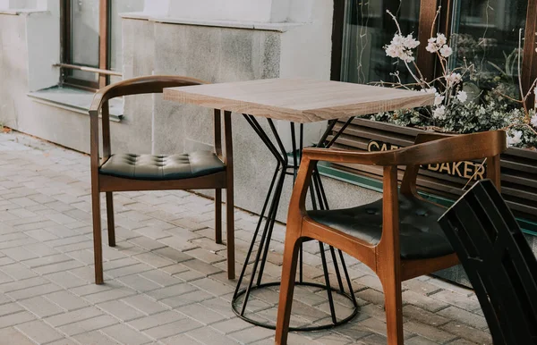 Bir kafede masa ve sandalyeler. Bir kafede sosyal uzaklık